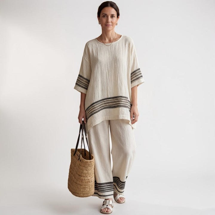 Mariella — Top elegante de lino con rayas negras y pantalones fluidos